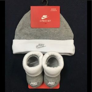 Nike Hat & Crib Booties Socks 2 Pc Set Sz 0/6 Mo Infant Baby Boy Grey White New